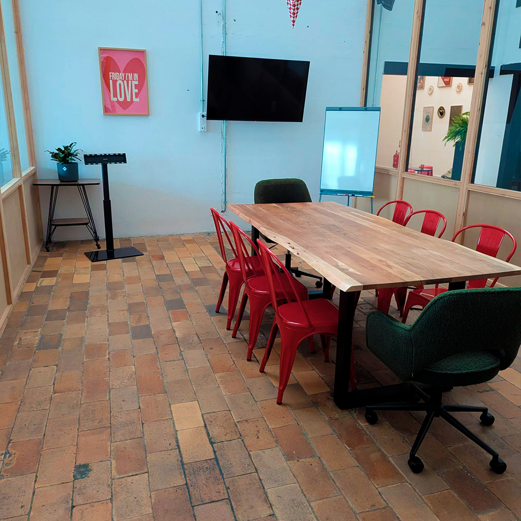 salle-reunion-coworking-lecampement-roncq brown and black wooden table and stools